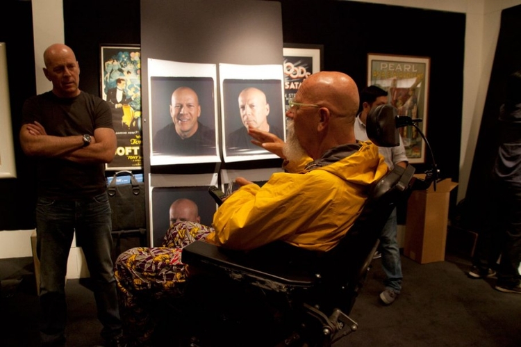 Bruce Willis i Chuck Close; fot. Myrna Suarez, Vanity Fair